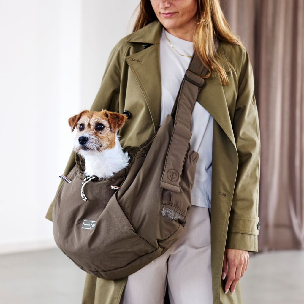 Palopa-Hundetragetasche-Bara-Crinkled-Chocolate-Hund2