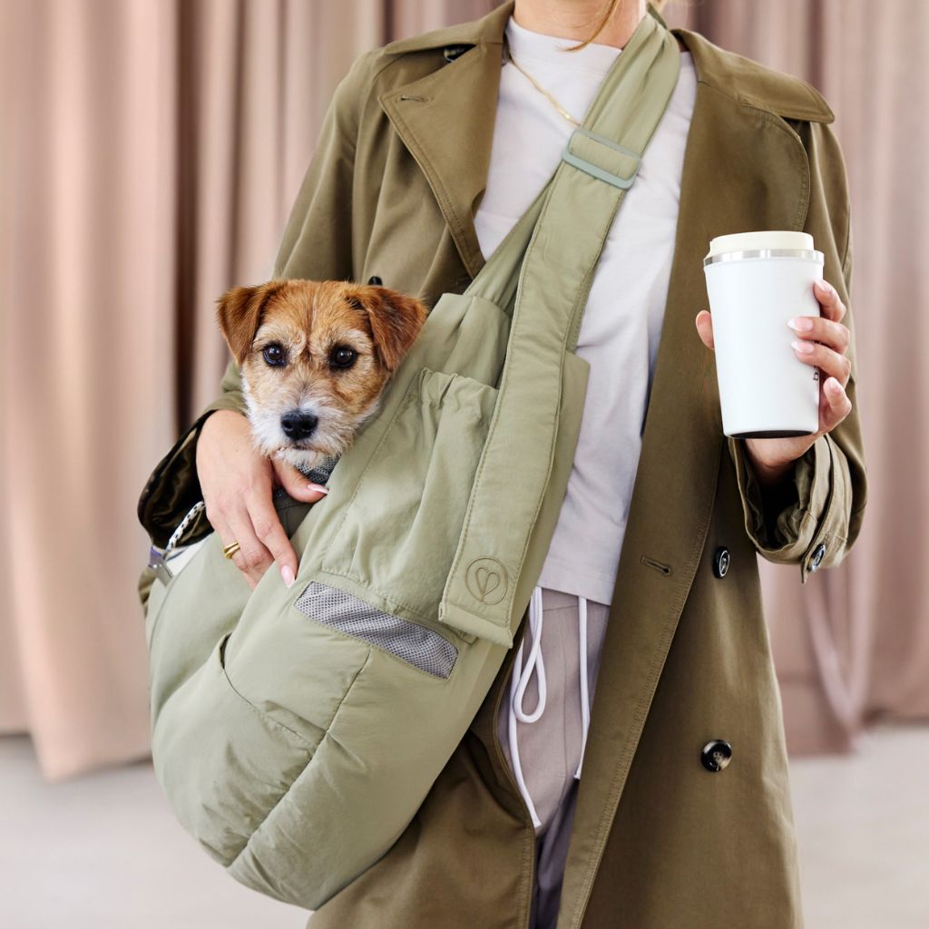 Palopa-Hundetragetasche-Bara-Crinkled-Pale-Olive-Hund2