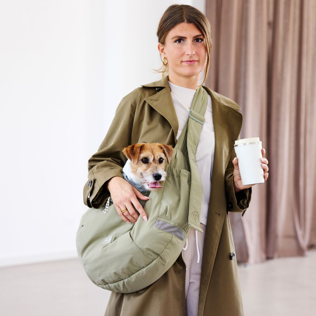 Palopa-Hundetragetasche-Bara-Crinkled-Pale-Olive-Hund3
