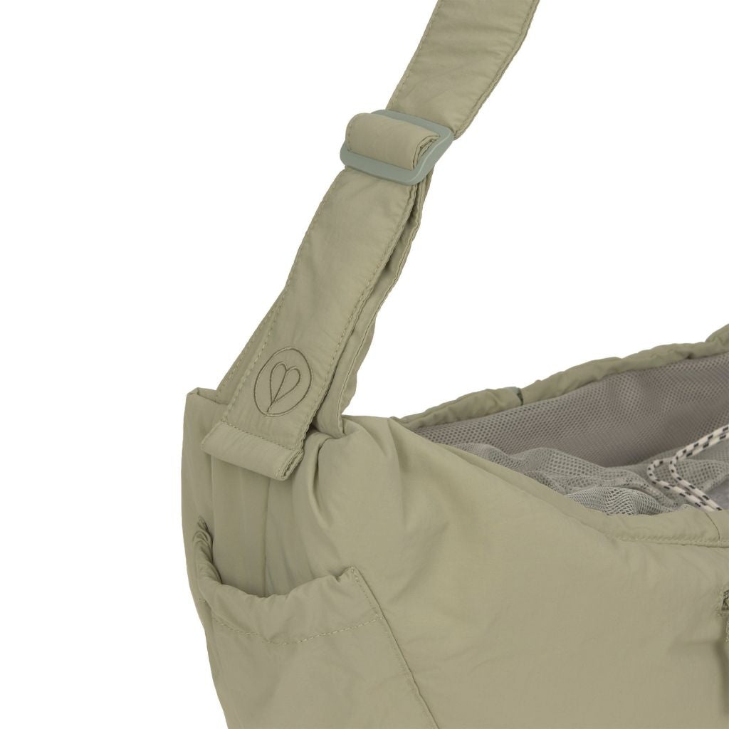 Palopa-Hundetragetasche-Bara-Crinkled-Pale-Olive-Logo