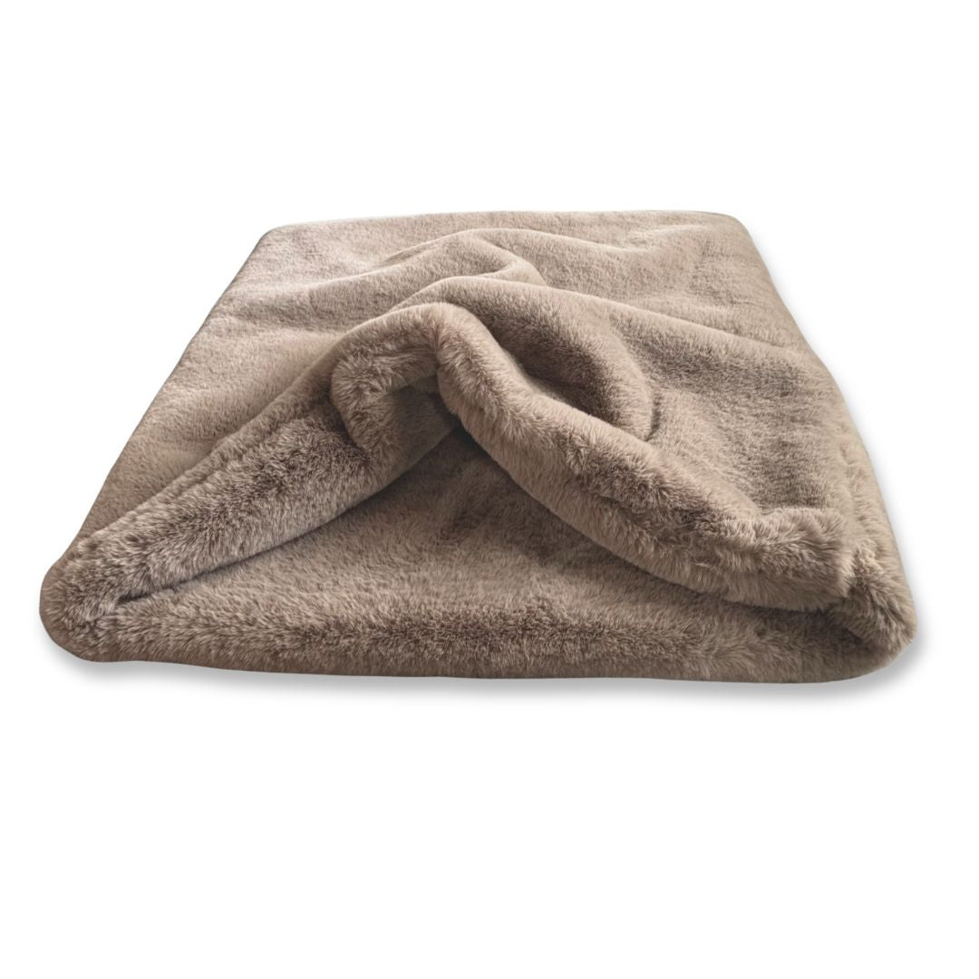 Woofstuff-Kuschelschlafsack-Fluffy-Taupe-2