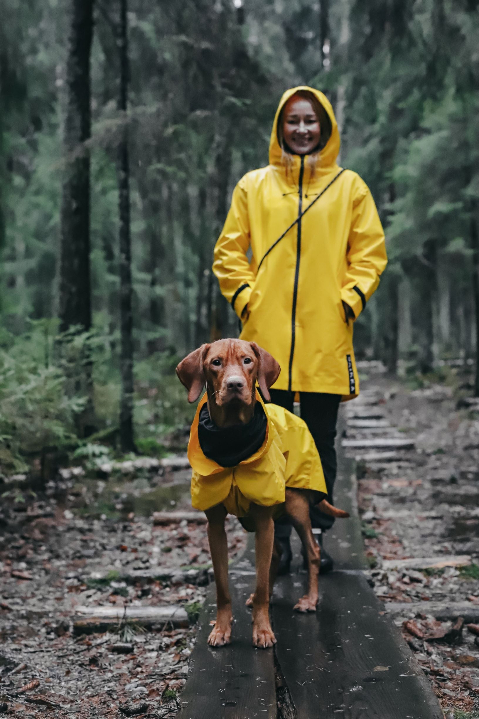 PAIKKA-Visibility-Raincoat-Hunderegenmantel-Lite-Yellow-Regenmantel-menschen