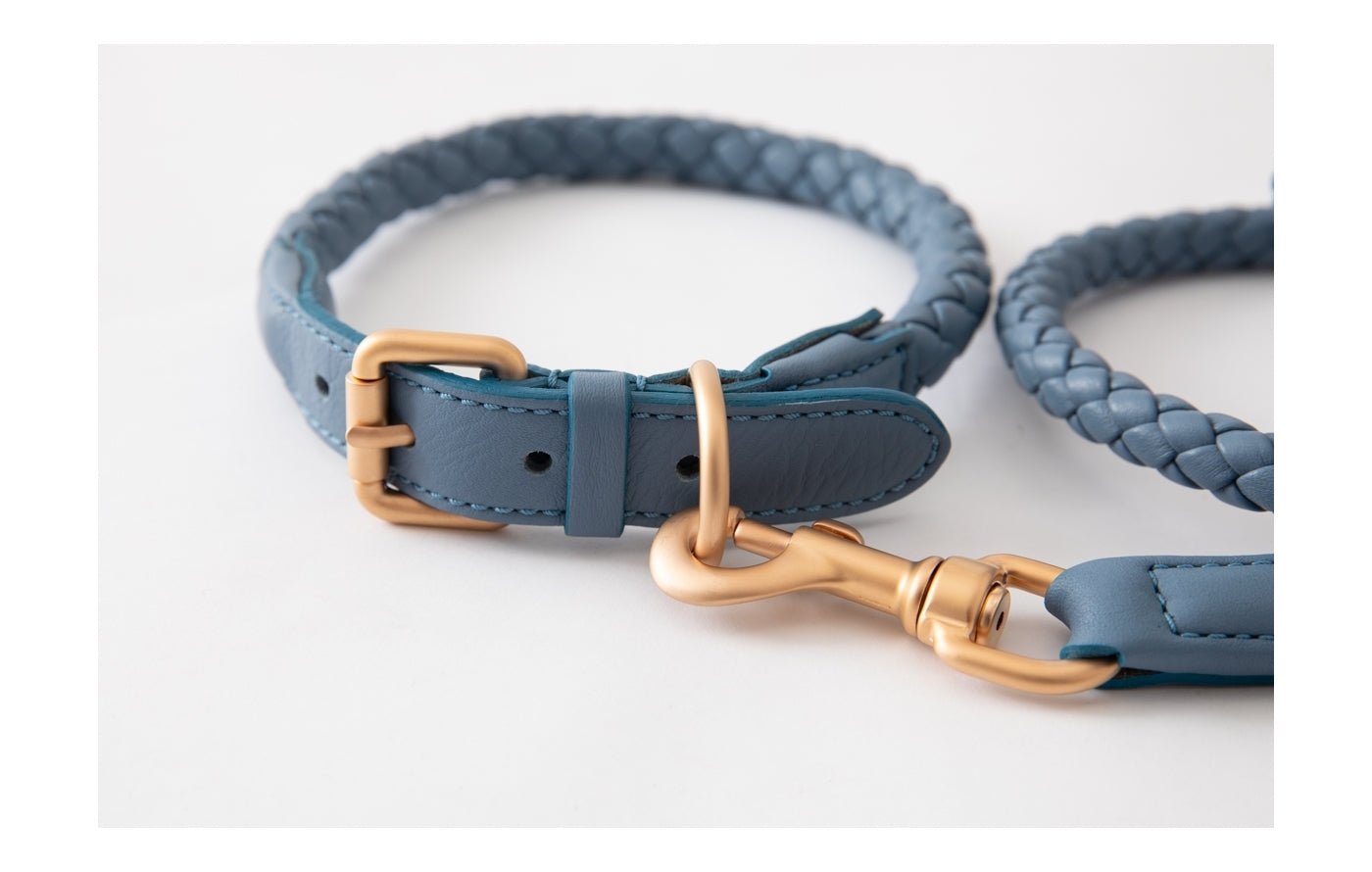 2.8-duepuntootto-ferdinando-leather-collar-hundehalsband-dusty-blue-leine