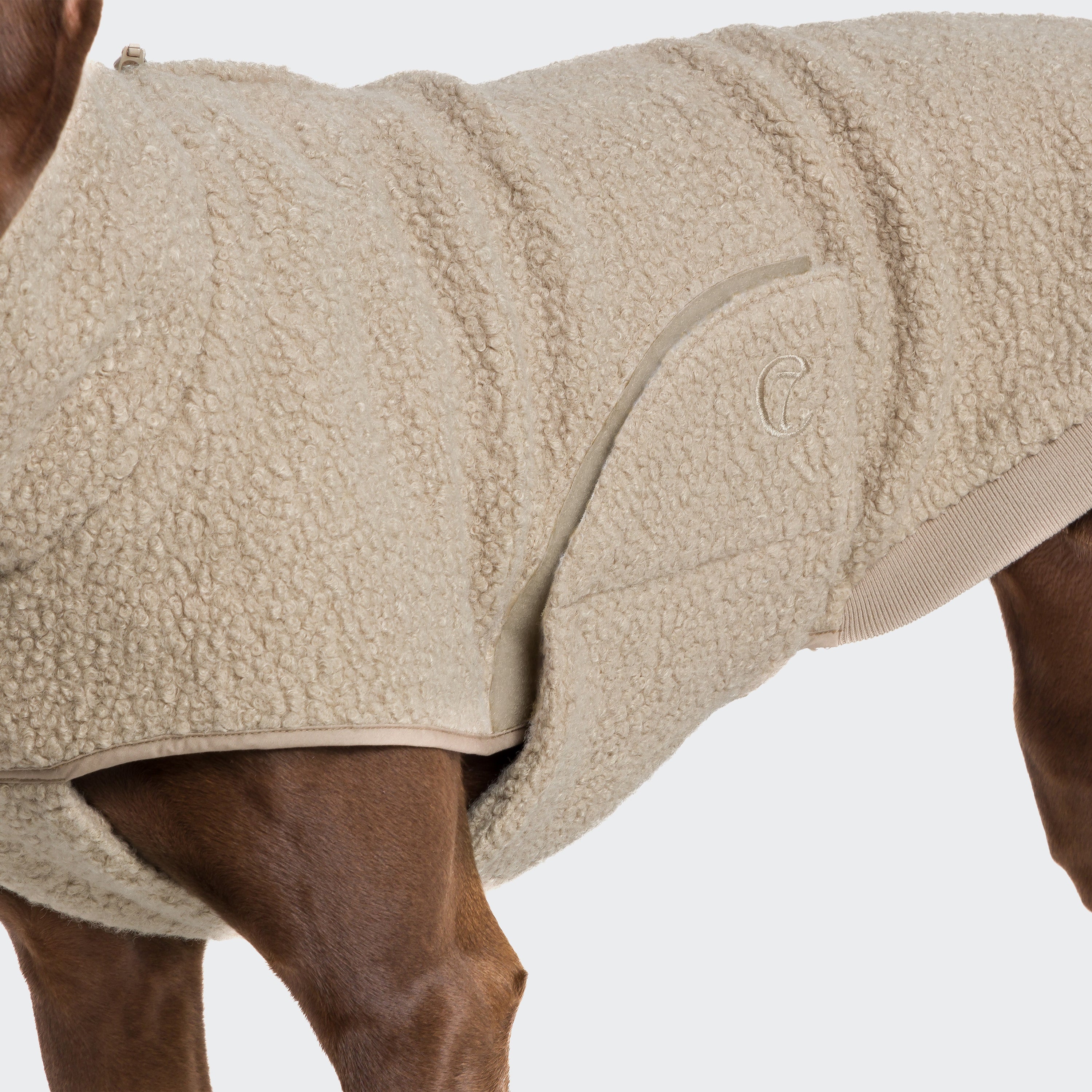 Cloud7-Hundepullover-Gotland-Beige-Hund-Verschluss