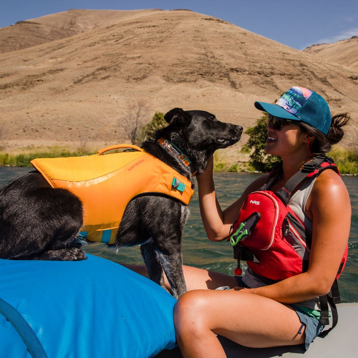 Ruffwear-Schwimmweste-Float-Coat-Wave-Orange-Fluss2